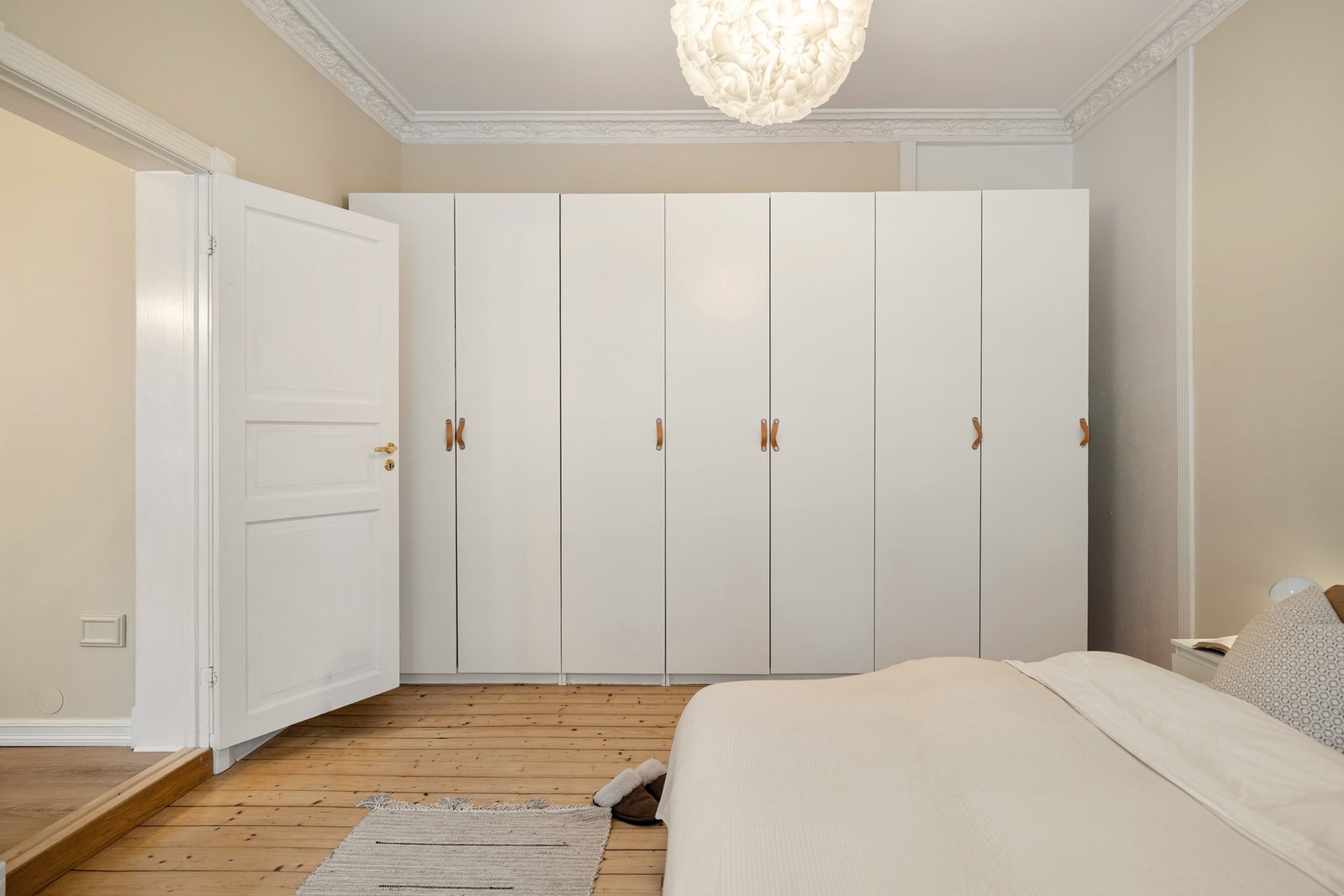 Garderobeskap medfølger. Galleribilde