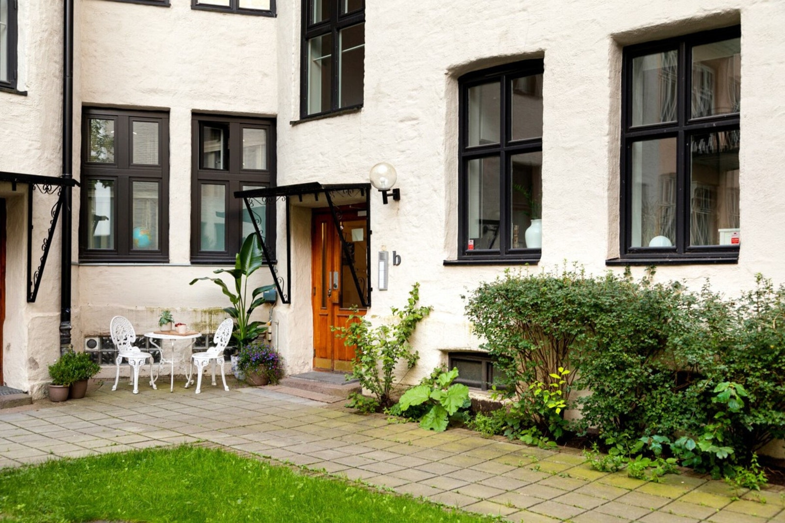 Bakgård - Sommertid. Galleribilde