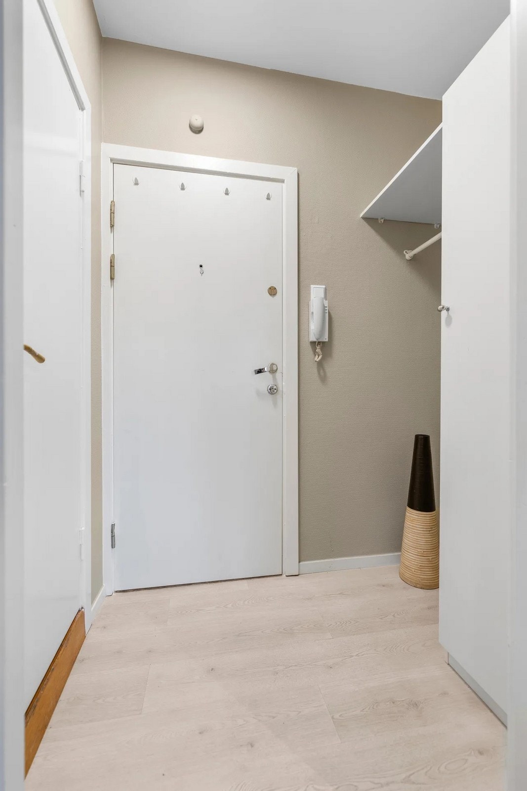 Romslig entre med god plass til å henge av seg yttertøy. Galleribilde