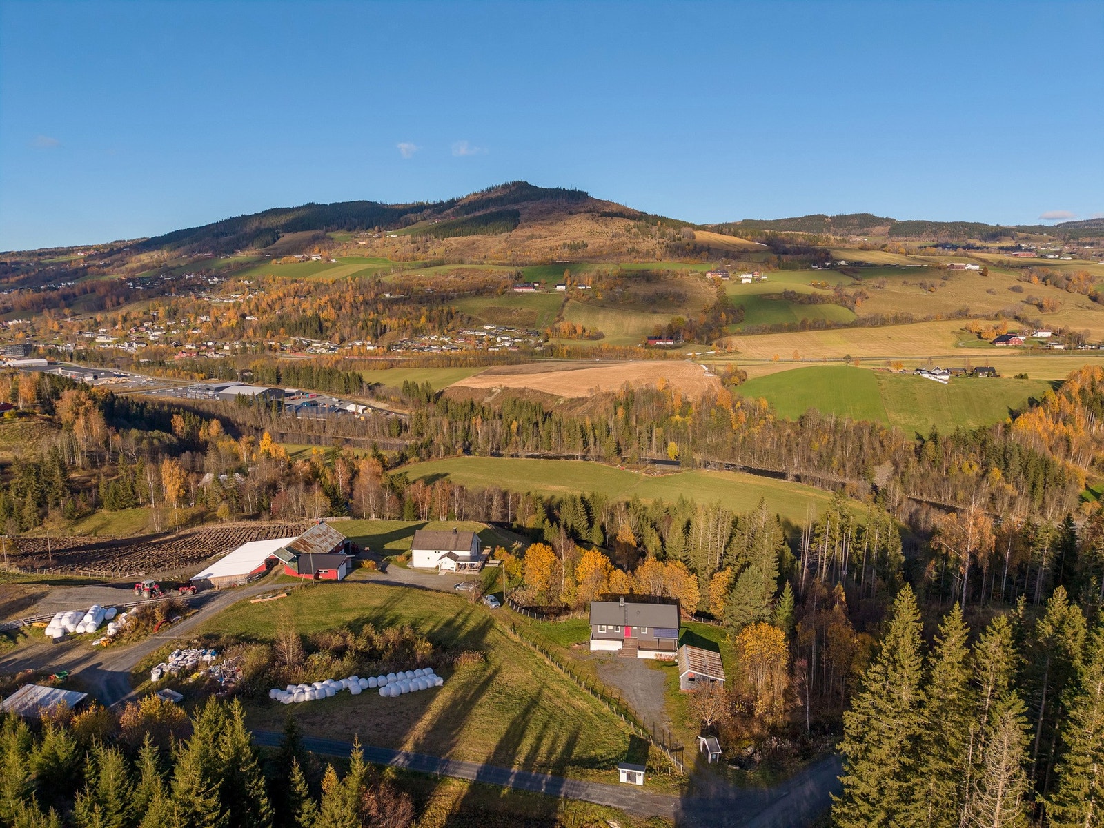 Området rundt eiendommen består i all hovedsak av landbrukseiendommer med spredt boligbebyggelse. Galleribilde