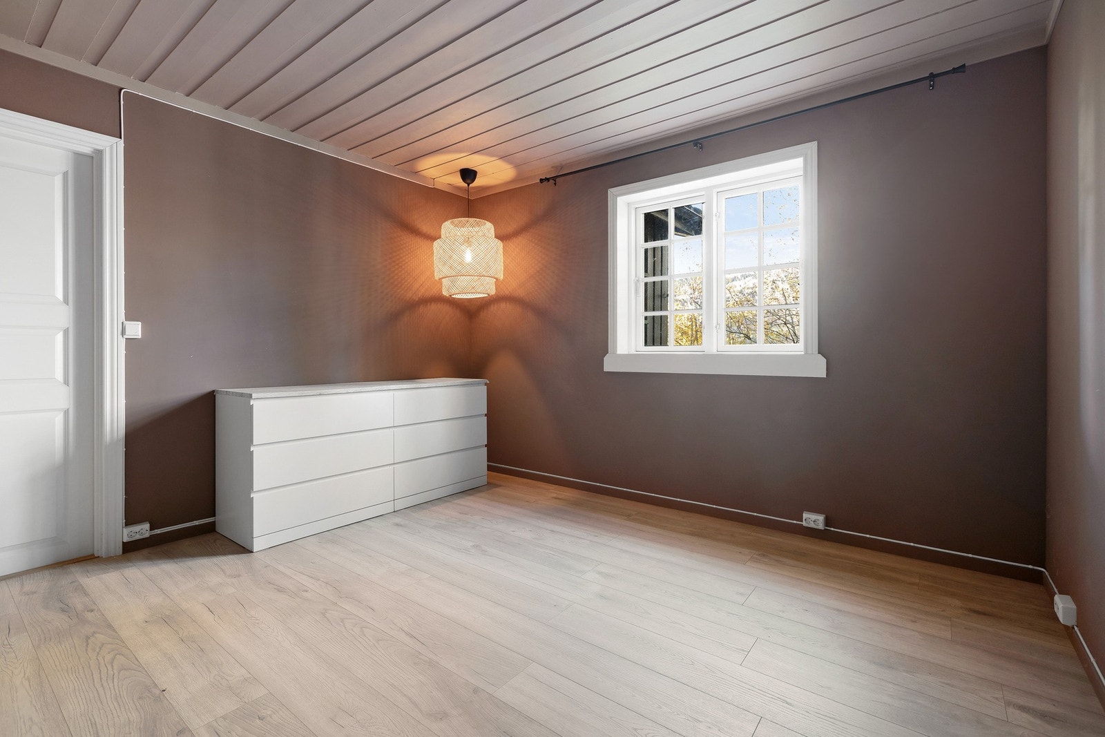 Rommet har lyse tregulv, mørke vegger og tak med belysning. Vinduer gir godt lysinnslipp. Galleribilde