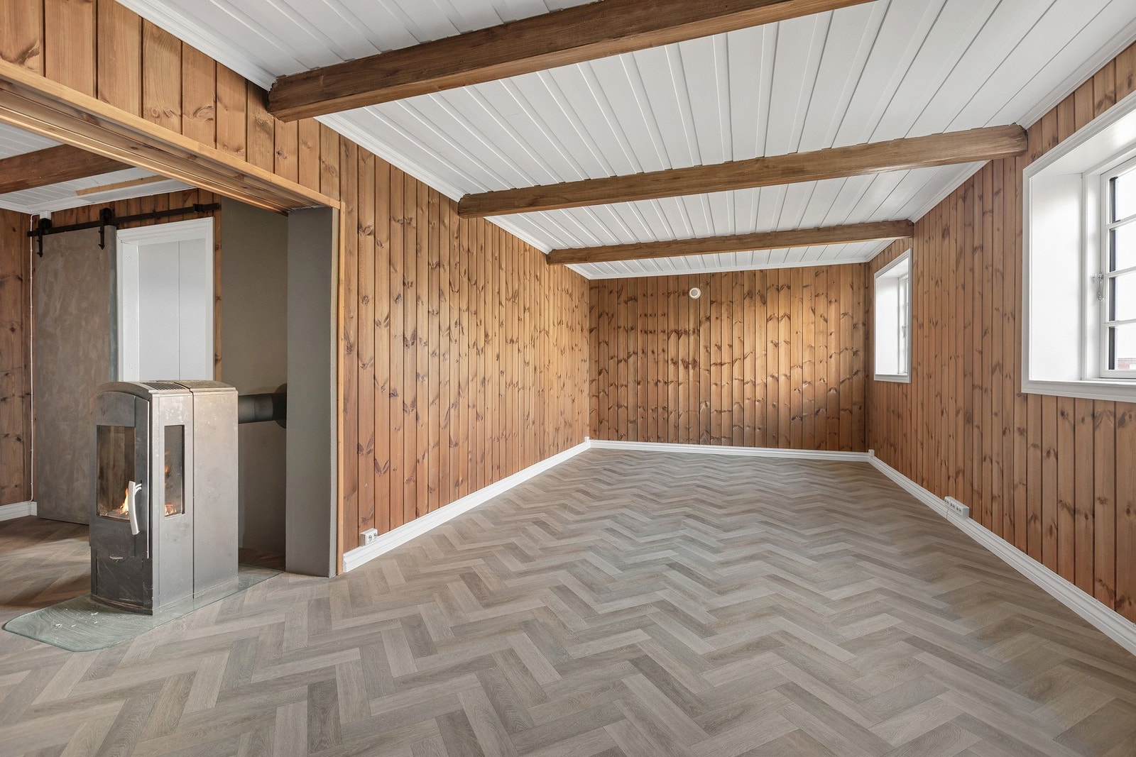 Kjellerstuen er på byggetegningene definert som "disp rom". Rommet er ikke byggemeldt og omsøkt til sitt bruk. Galleribilde