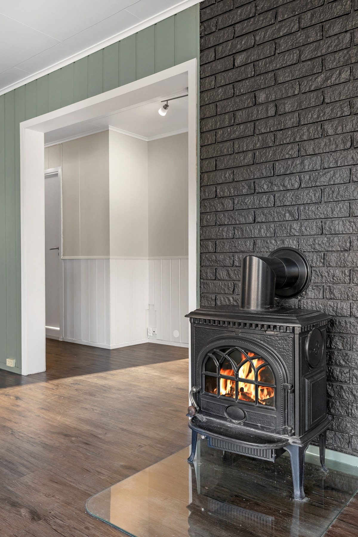 Vedovnen gir god varme til rommet. Galleribilde