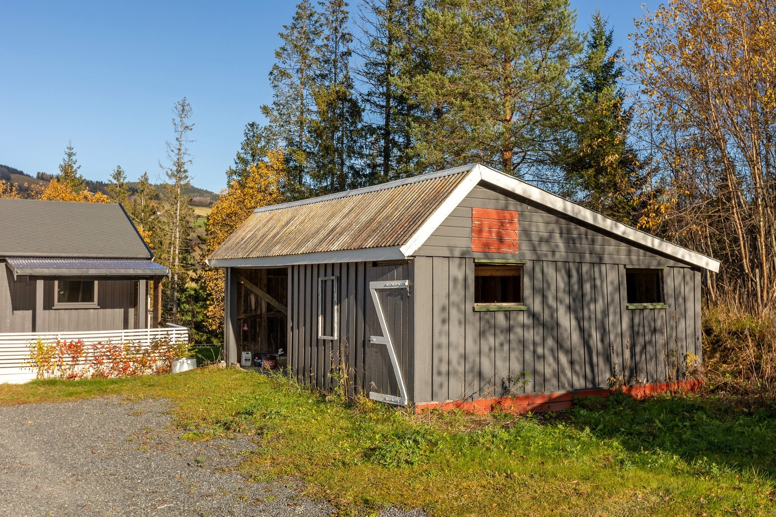 Carport/uthusbygg med bilplass og lagringsplass. Galleribilde