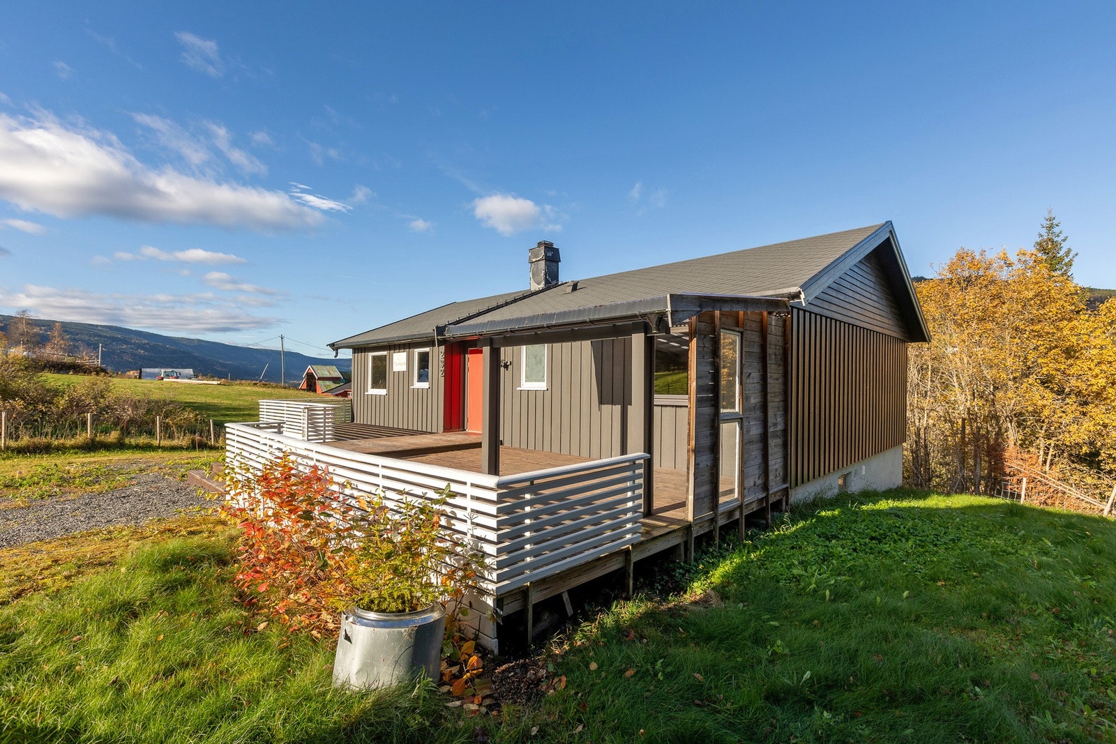 Stor og god terrasseplatting i tilknytning til inngangspartiet til boligen. Noe er også dels overbygget. Galleribilde