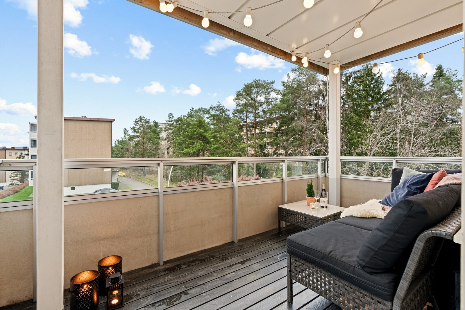 Filerveien 3 er en lys og pen 3-roms i tredje etasje med stor balkong, pent kjøkken fra 2023 og peisovn. Attraktiv beliggenhet med kort vei til bl.a. T-bane og Østmarka. Galleribilde