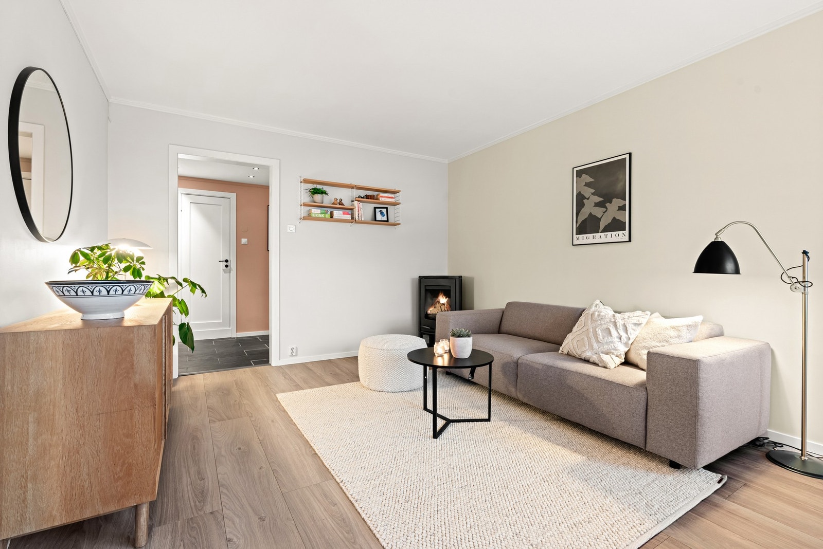 Det er montert en vedovn i stuen som sørger for varme på de kaldeste dagene. Borettslaget rehabiliterte pipeløpene i 2018-2019. Galleribilde