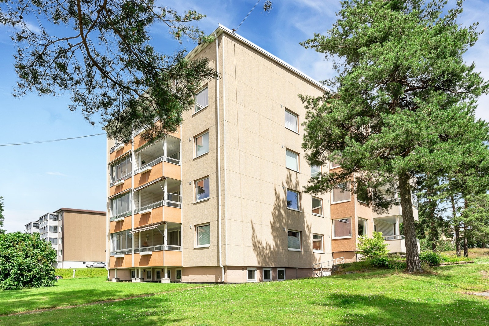 Borettslagets fellesarealer er pent opparbeidede med grøntarealer og sittegrupper. Godt med luft mellom bebyggelsen i borettslaget. Galleribilde