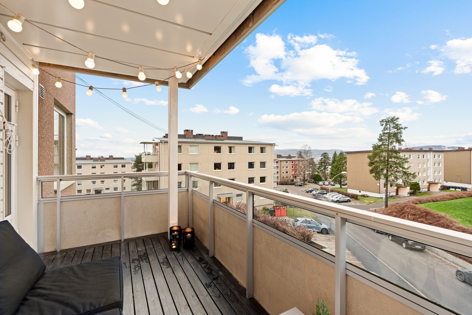 Balkongen har god plass til å innredes med ønsket utemøblement. Det er tillatt å grille med både gass- og elektrisk grill på balkongen. Galleribilde