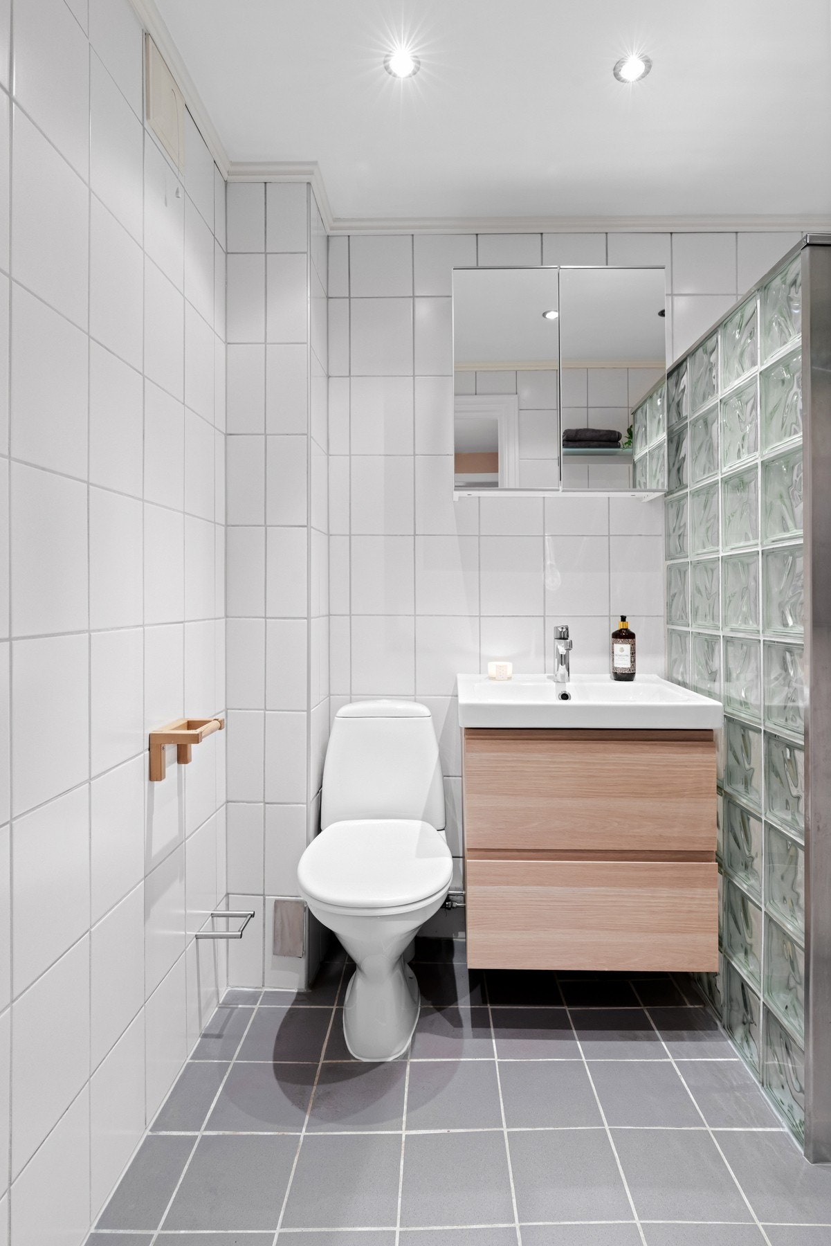 Flislagt bad med gulvmontert toalett som ble oppgradert i 2018 med nytt servantskap og nytt vegghengt speilskap. Galleribilde