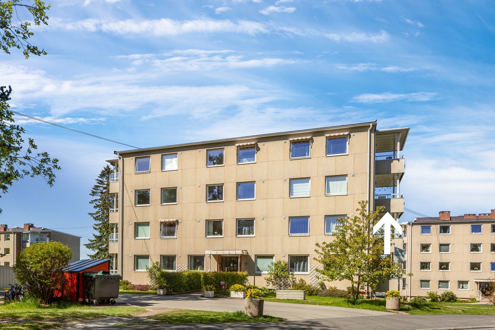 Leiligheten ligger fint plassert i tredje etasje i et populært borettslag med god vedlikeholdshistorikk. Attraktiv beliggenhet med kort vei til bl.a. T-bane og Østmarka. Galleribilde