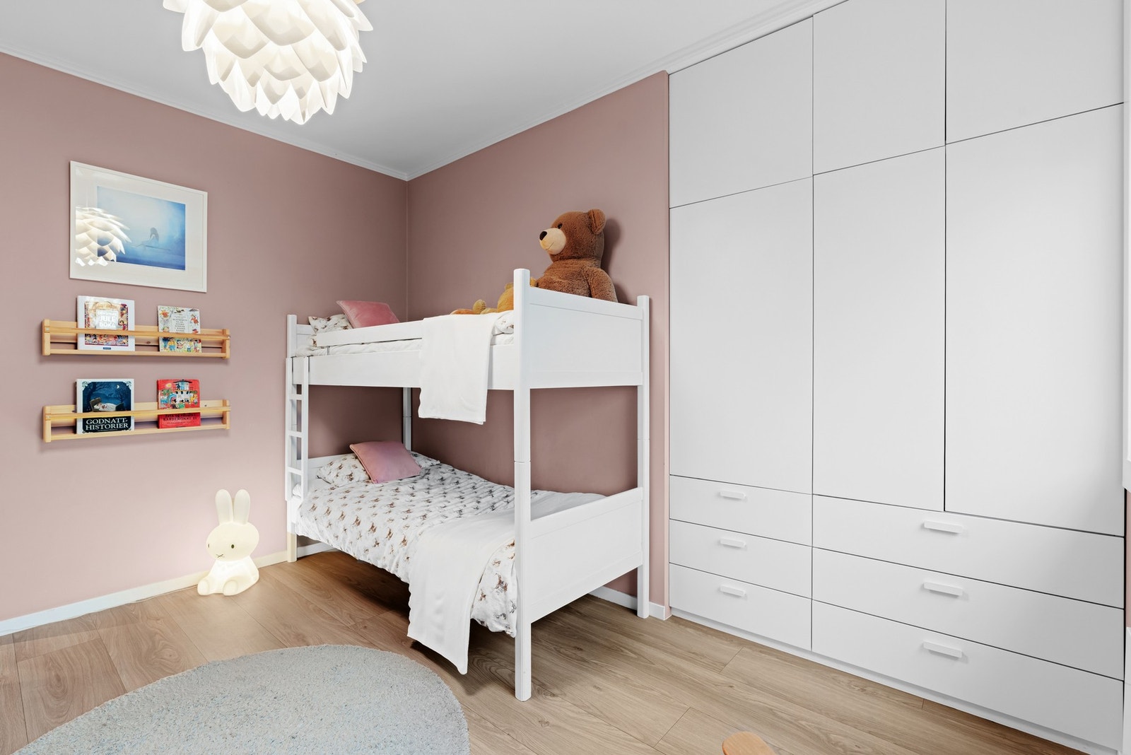 Her er det montert er romslig garderobeskap for lagring, og ytterligere oppbevaringsplass finnes i loft- og kjellerboder på til sammen ca. 9 kvm. Galleribilde