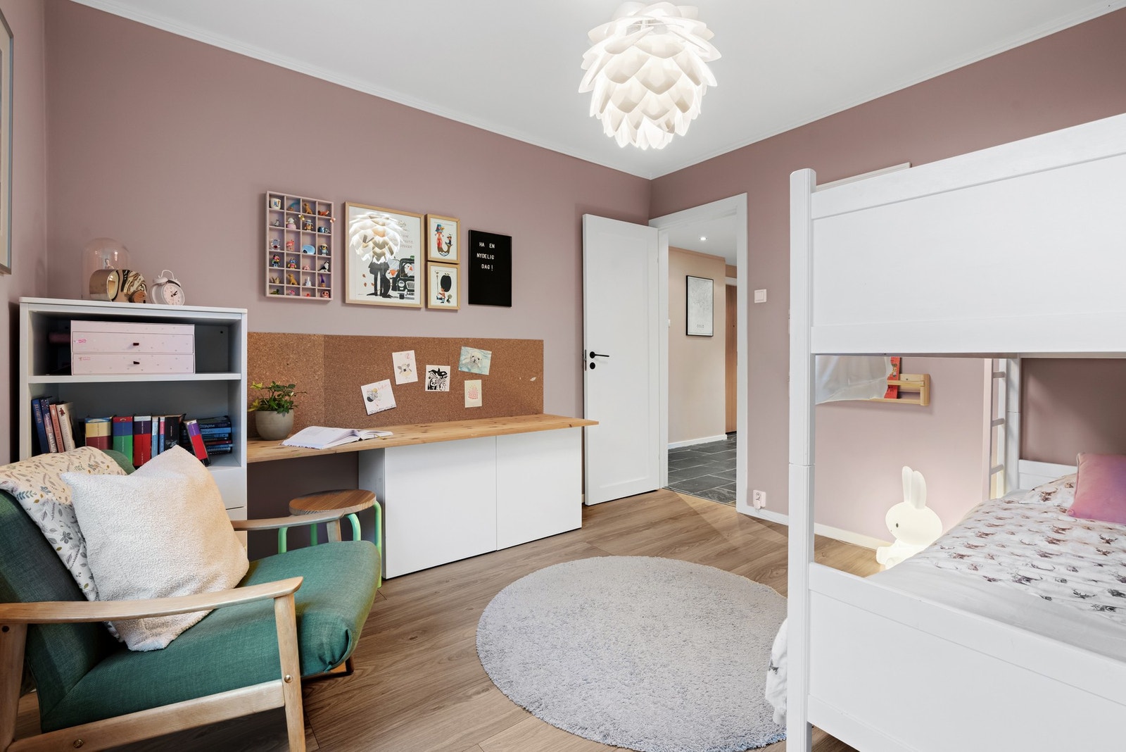 Rommet har fin plass til å innredes med både seng og kontorpult. Galleribilde