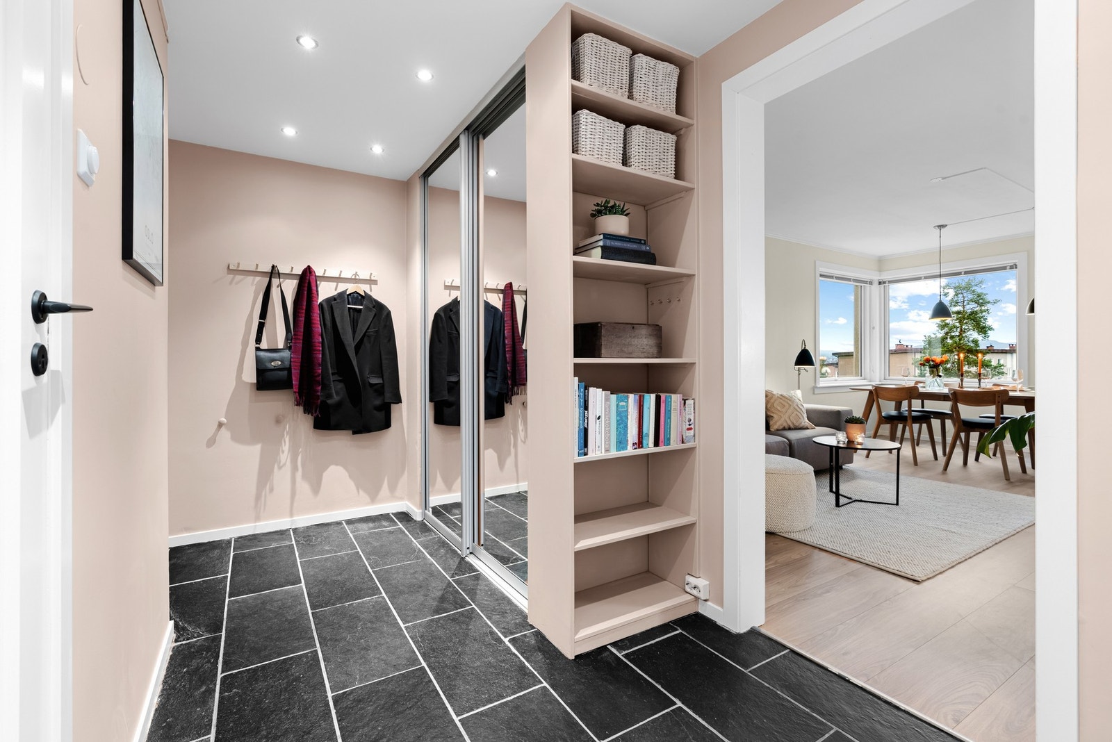 Entreen har et stort, innbygget garderobeskap for oppbevaring og lagring. I tillegg er det montert oppheng, og det er fin plass for skohylle i gangen. Ved ytterdøren er det montert dørcalling. Galleribilde