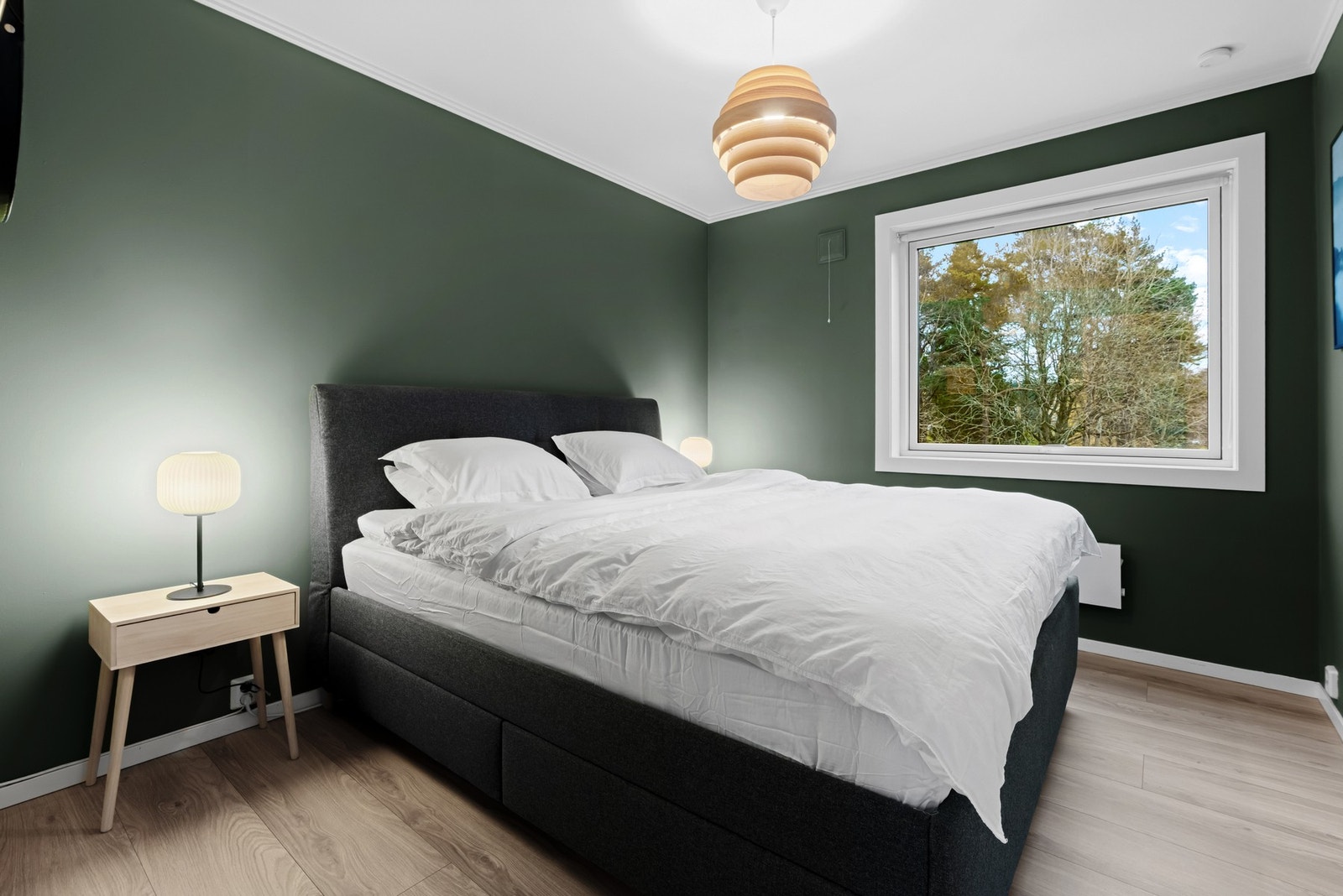 Leiligheten har to fine soverom med moderne fargevalg på vegger. Begge har samme pene laminatgulvet som det er i stuen, fra Berry Alloc. Galleribilde