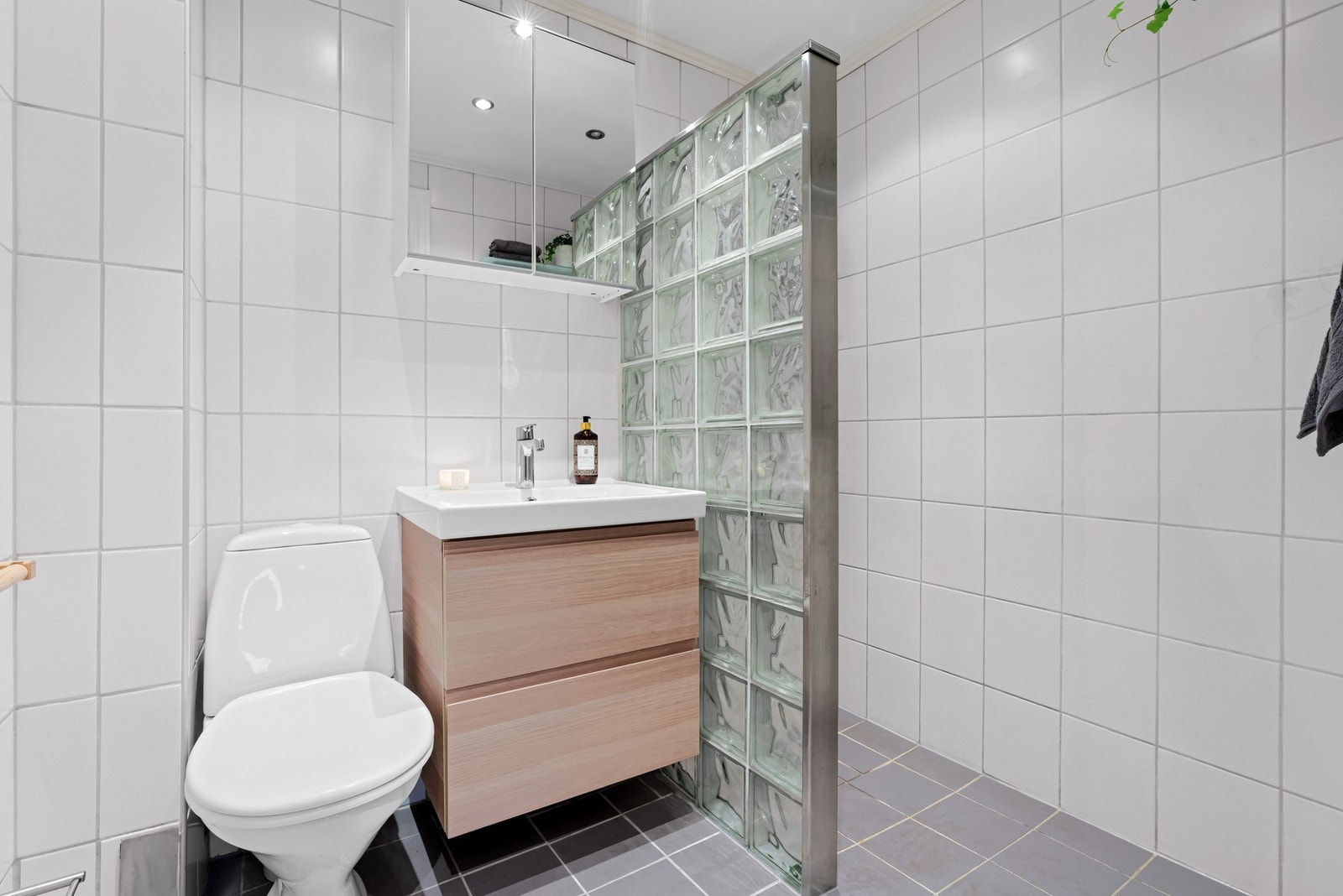 Tidløst og pent bad som ble oppusset i 2006 i regi av tidligere eier. Borettslaget har nylig rehabilitert soilrør med å trekke strømpe i rør. Galleribilde