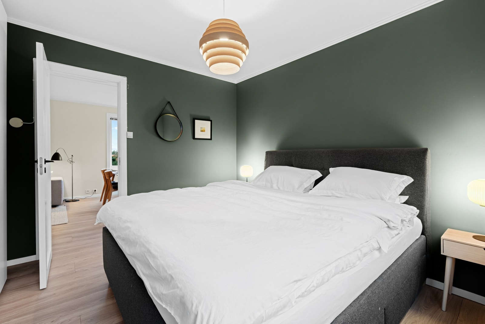 Hovedsoverommet er av god størrelse med fin plass til både dobbeltseng og nattbord. Galleribilde