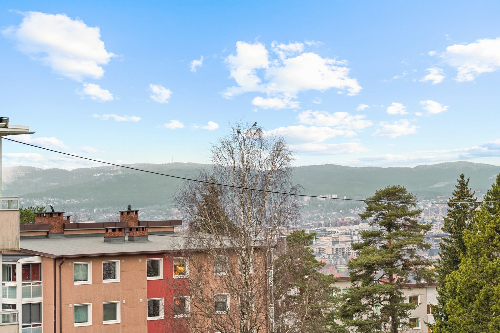 Fra balkongen er det fint utsyn og utsikt nedover mot sentrum. Galleribilde