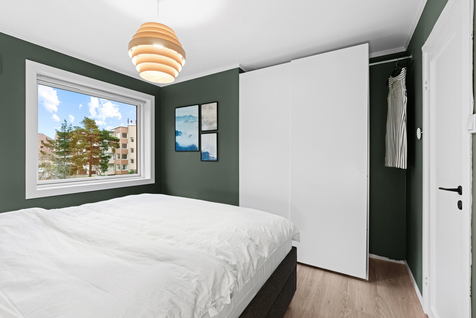 Det er ellers montert et garderobeskap og oppheng for lagring. Galleribilde