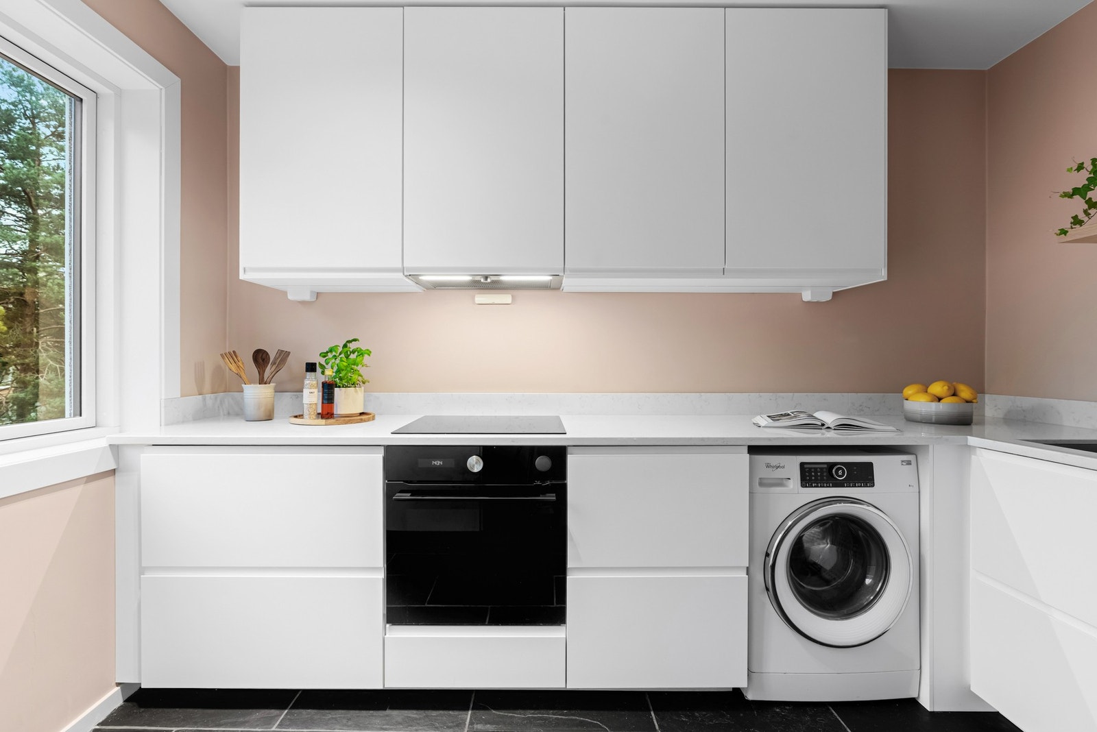 Innredningen fra IKEA er i et moderne og funksjonelt design med benkeplater av komposittstein. Galleribilde