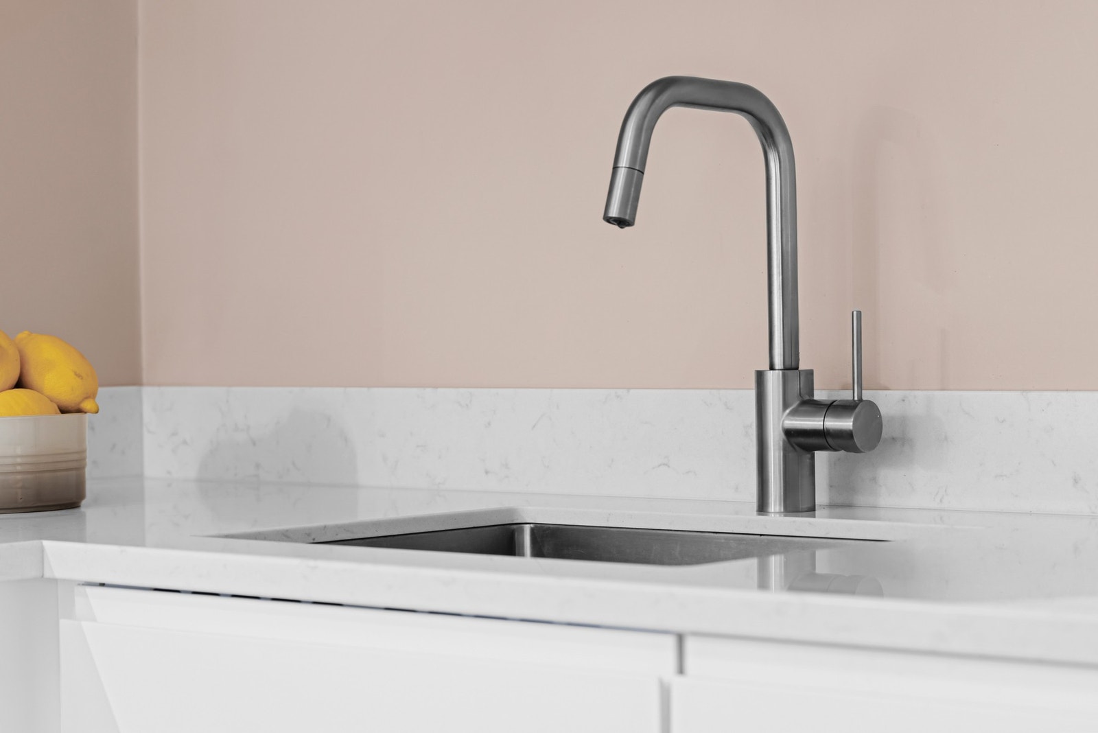 Legg merke til benkeplaten av komposittstein. Det er installert automatisk lekkasjestopper til oppvaskmaskinen og komfyrvakt til platetoppen iht dagens forskrifter og krav. Galleribilde