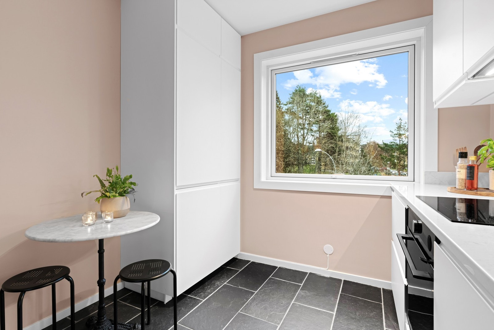 Det er fin plass til å innrede med et frokostbord på kjøkkenet. Galleribilde