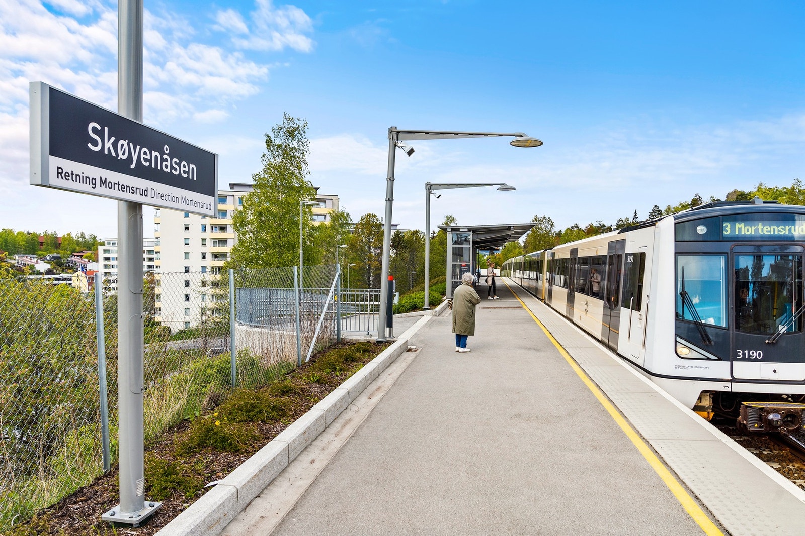 Det er ca. 10 minutters gange til Skøyenåsen T-banestasjon. T-banen tar deg inn til sentrum på ca. 12 min og går hele 8 avganger i timen for T-bane linje 3. Galleribilde