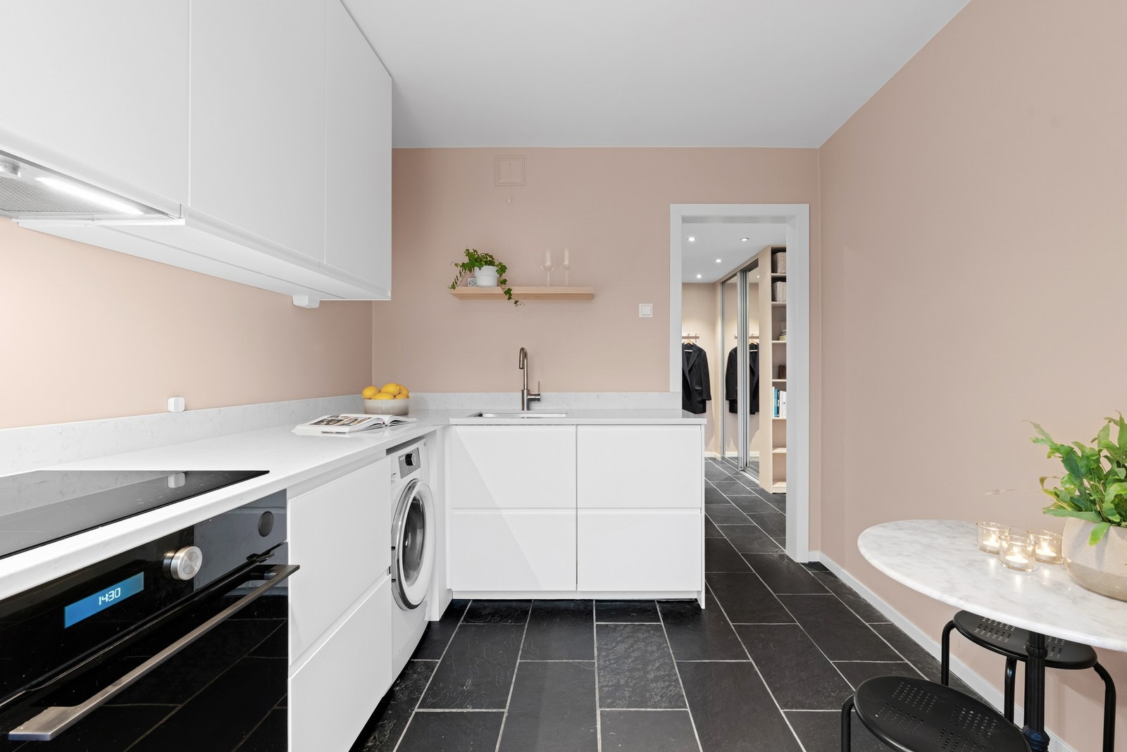 Hvitevarene foruten vaskemaskin er integrerte, og består av oppvaskmaskin, stekeovn, platetopp og kjøle-/fryseskap. Galleribilde