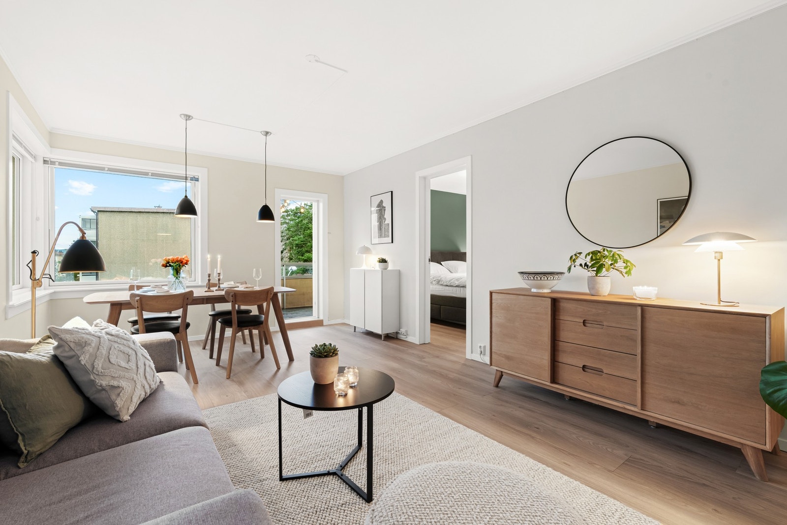 Leiligheten fremstår som stilren og smakfull med en moderne standard, og har blitt oppgradert i senere år med bla. nytt, pent laminatgulv fra 2020 i stuen og på begge soverommene. Galleribilde