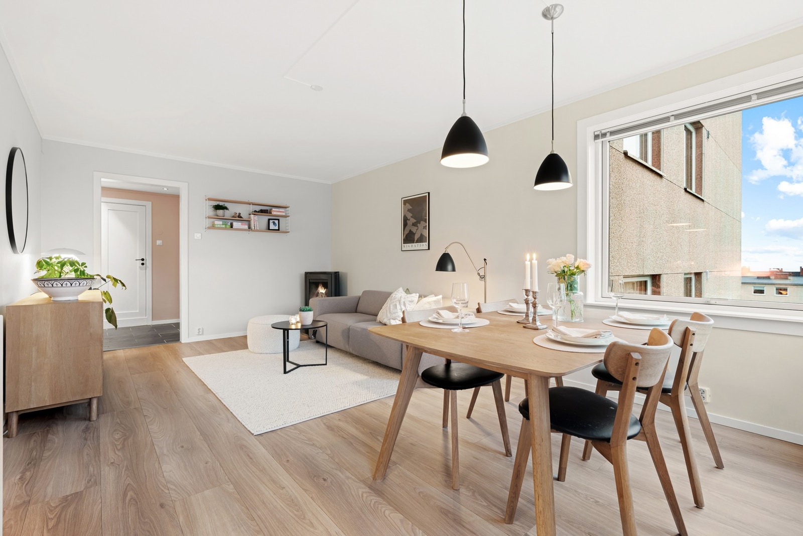 Stuen er av god størrelse og lar seg enkelt innrede med både sofagruppe, tv-møblement og spisebord. Galleribilde