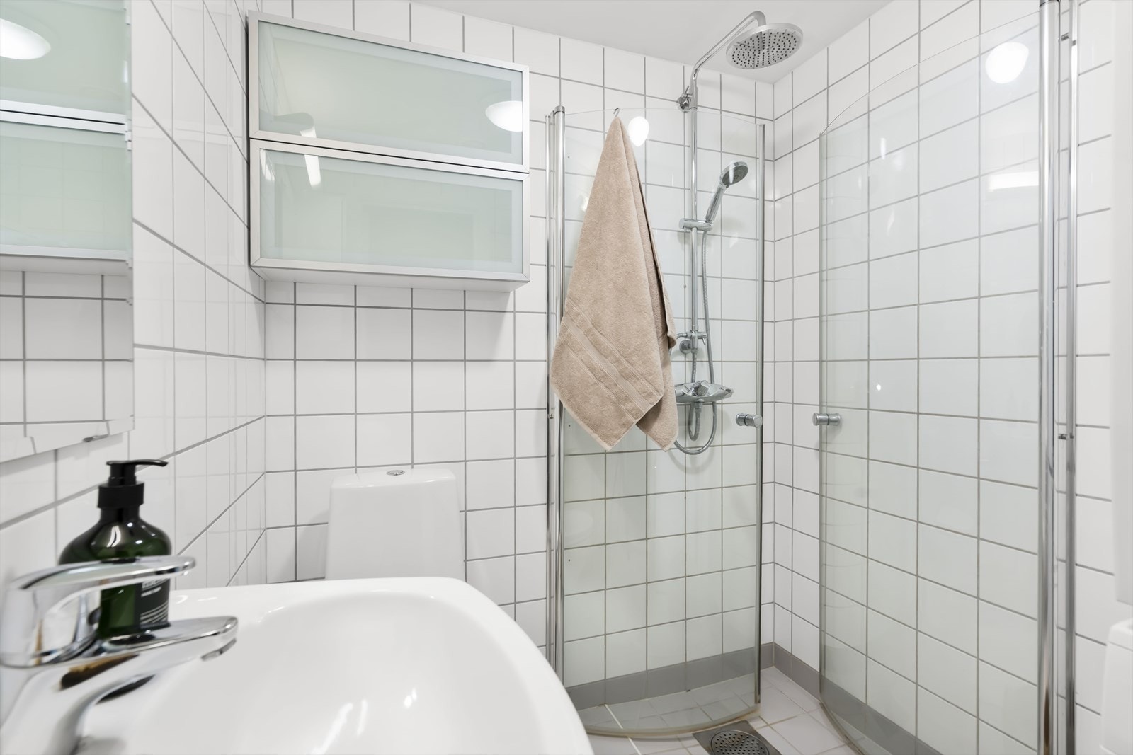 Delikat bad med opplegg for vaskemaskin Galleribilde