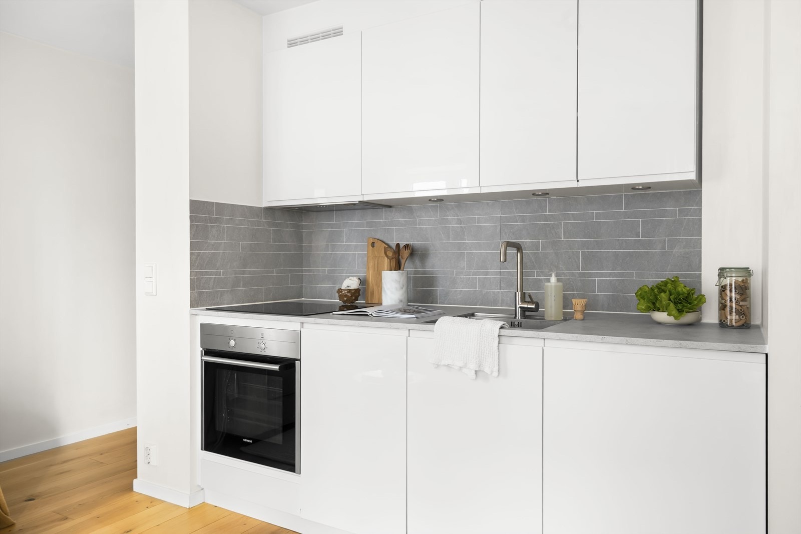 Pent og funksjonelt kjøkken med hvitevarer. Galleribilde