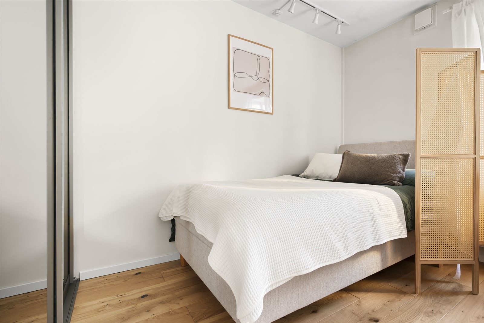 Soverommet kan avgrenses med egen lettvegg med feks skyvedør. Galleribilde