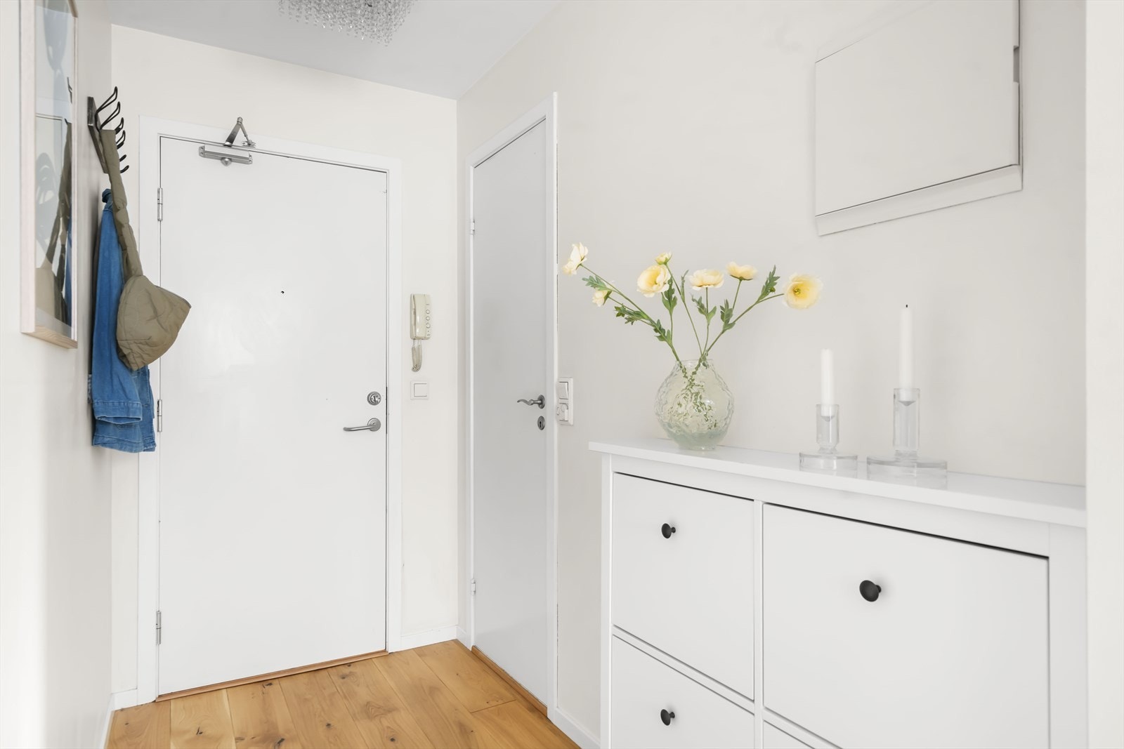 Innbydende gang med skoskap og porttelefon. Galleribilde