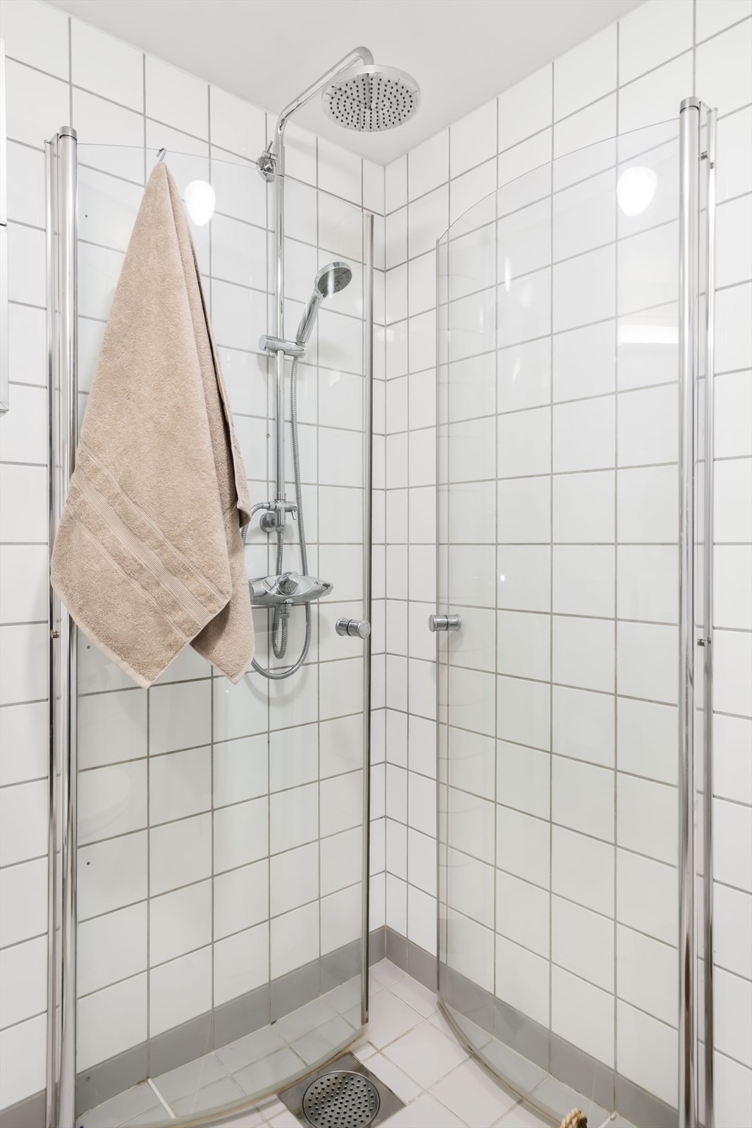 Dusjhjørne med glassdører Galleribilde