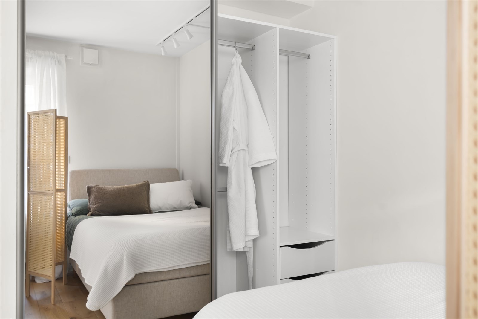 Skyvedørsgarderobe med god oppbevaringsplass. Galleribilde