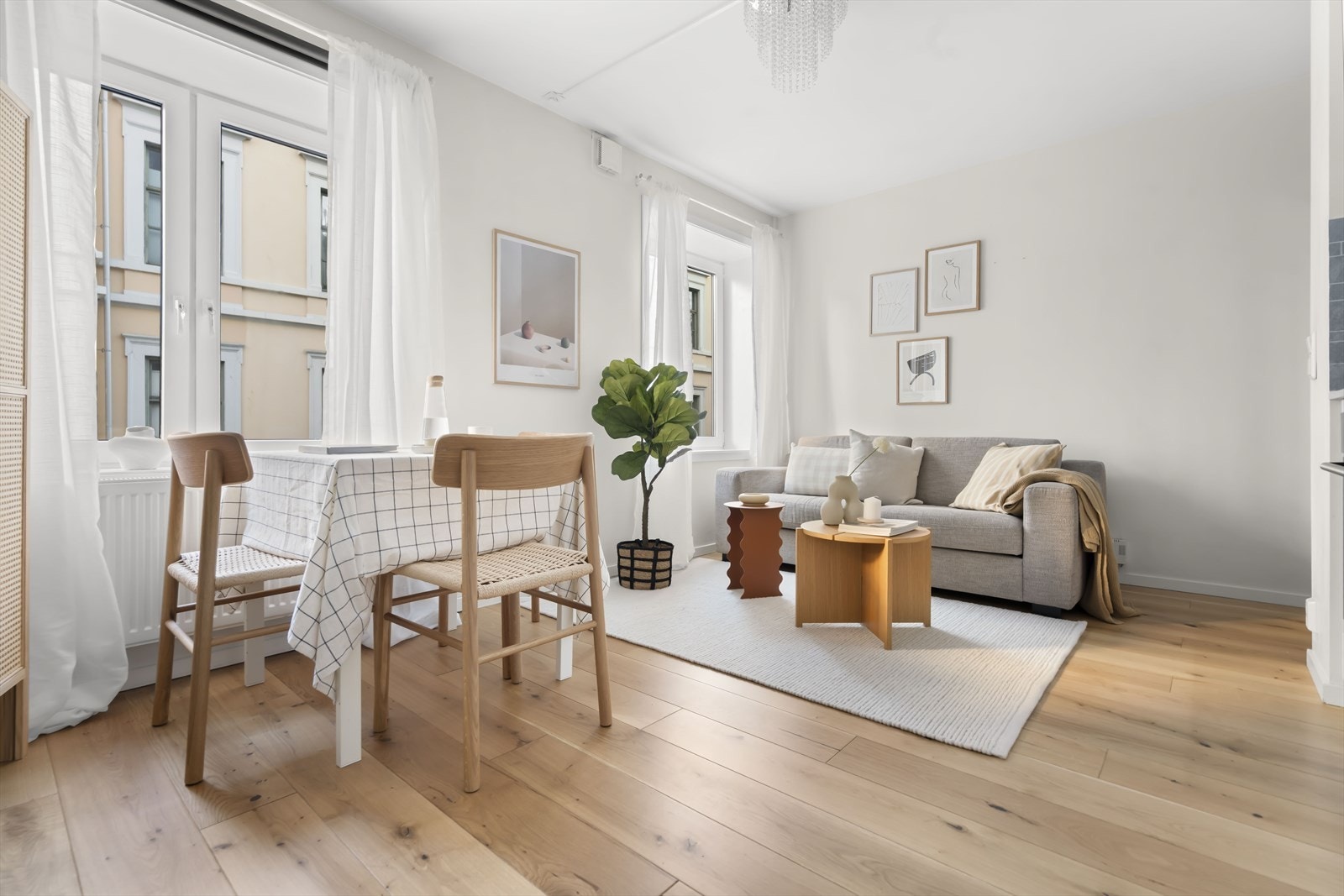 Romslig stue med spis og sofakrok Galleribilde