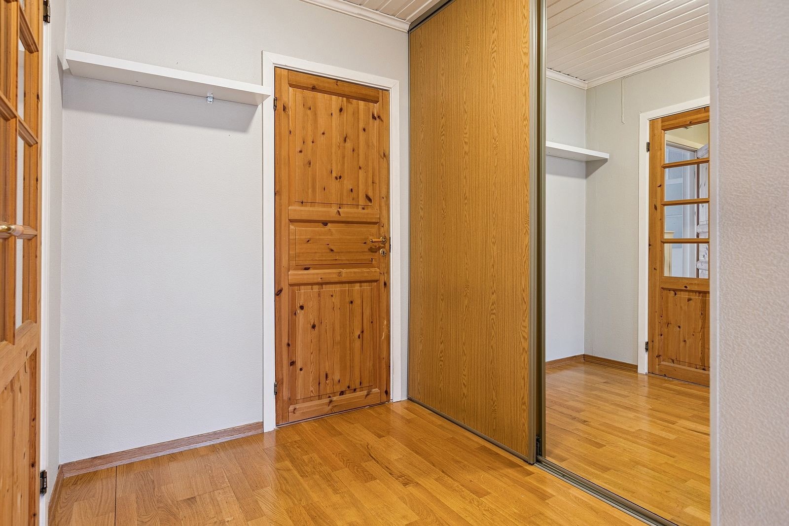 Skyvedørskap i gangen gir god lagringsmulighet.