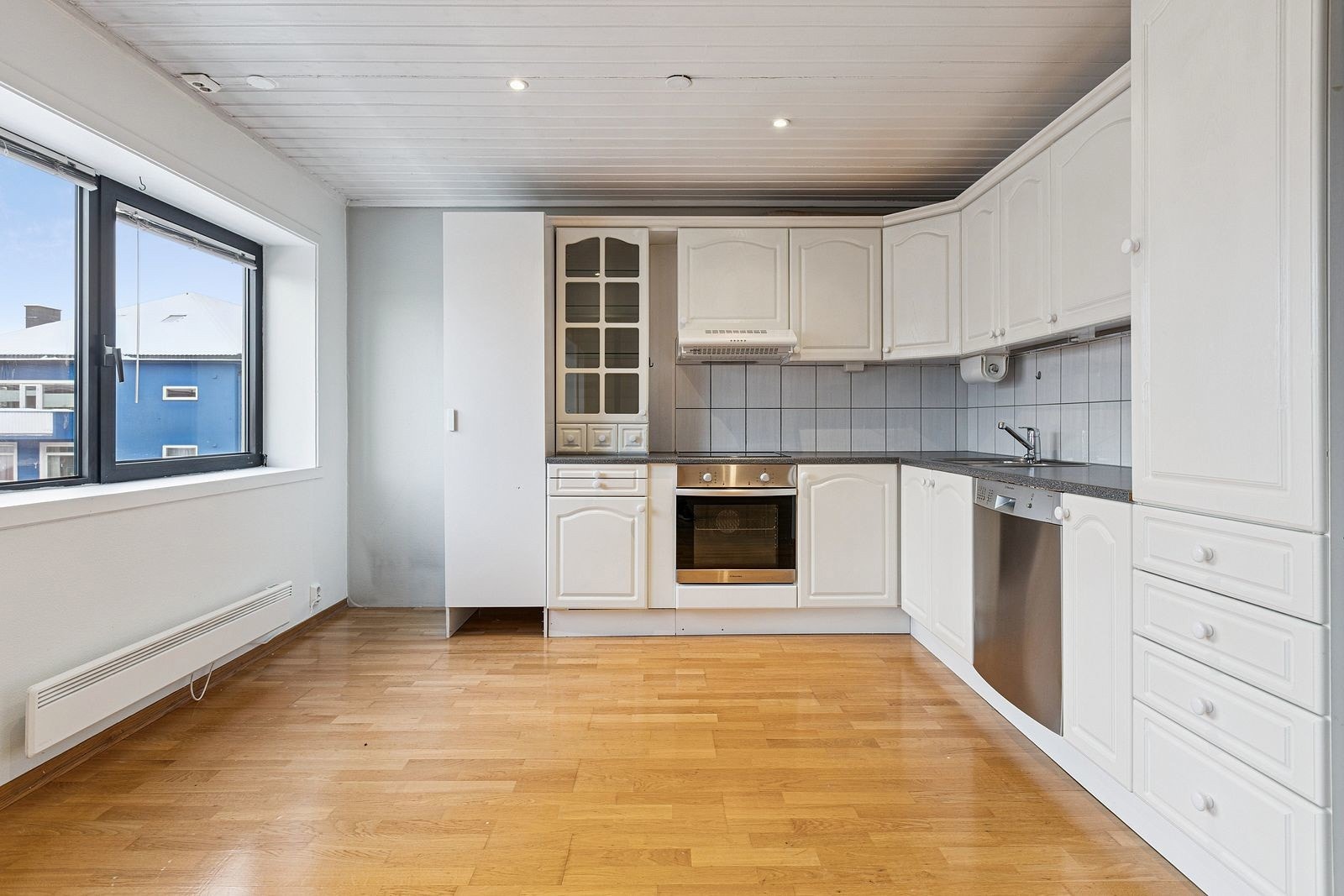 Kjøkkenhar rikelig med skapplass.