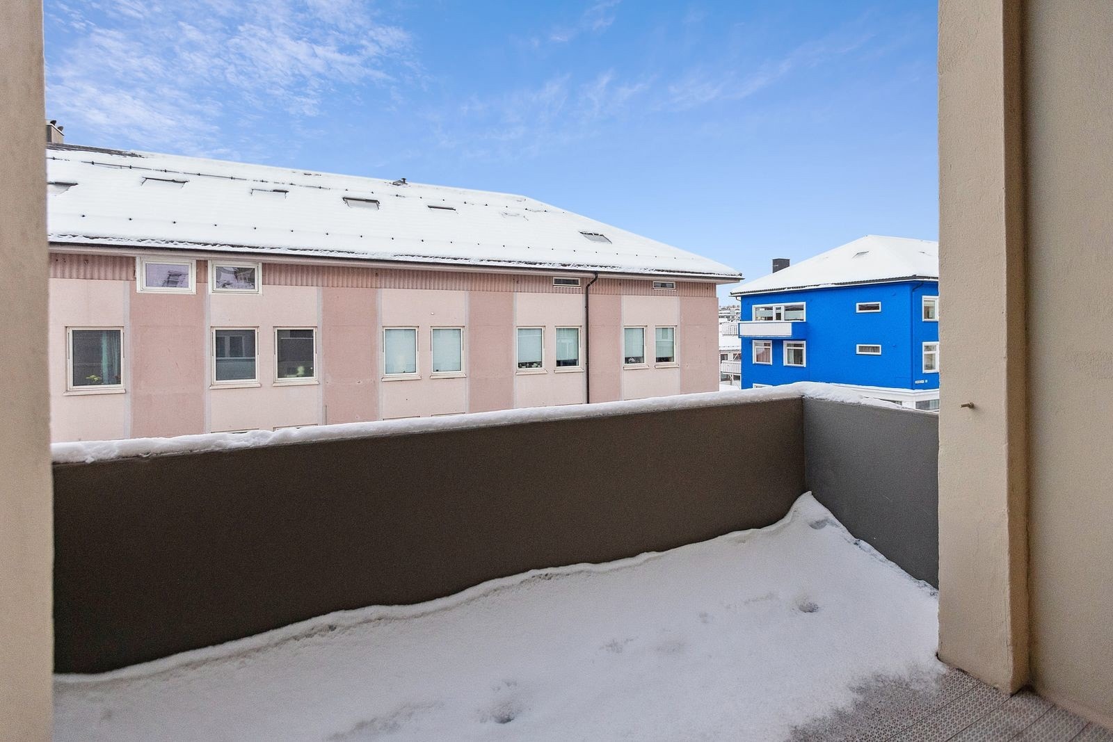 Leiligheten ligger i byggets 3. etasje, og fra stuen er det utgang til en balkong hvor du kan nyte godværsdager.