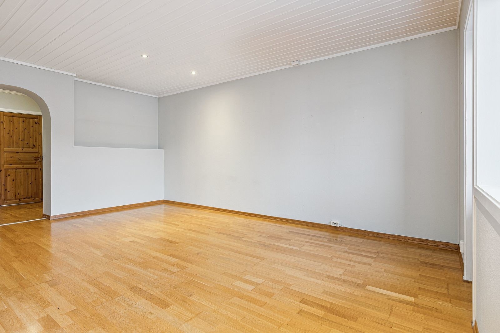 Romslig stue med god plass til møblering.