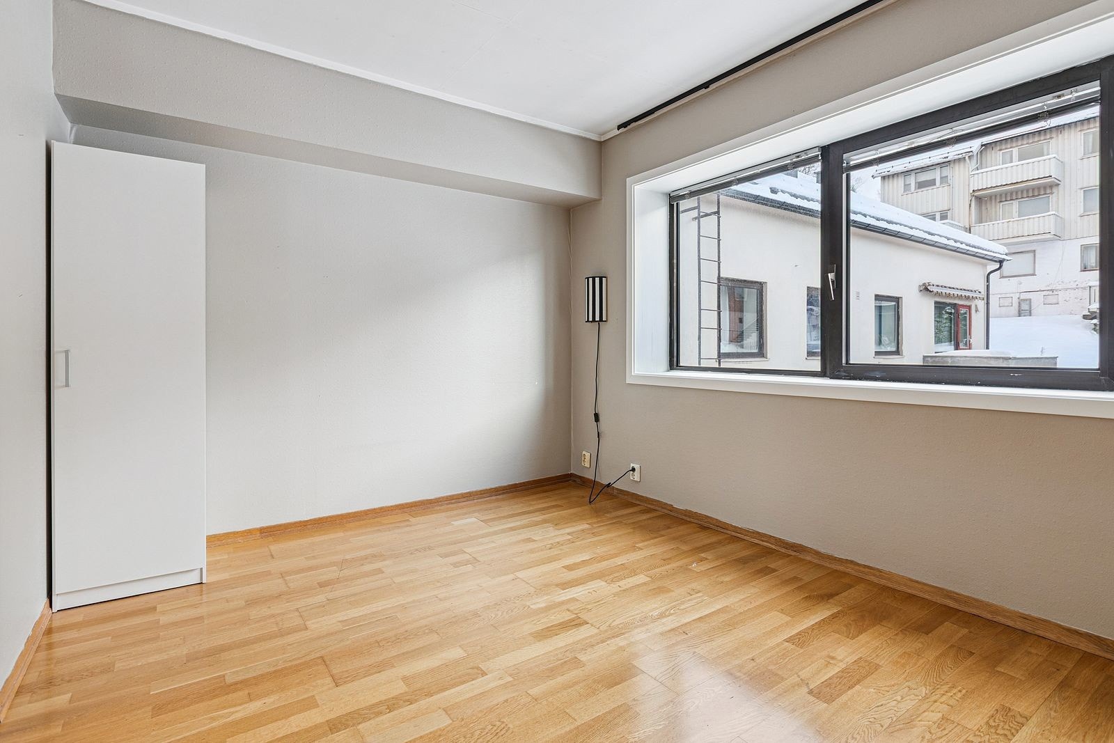 Stort hovedsoverom med garderobeskap.