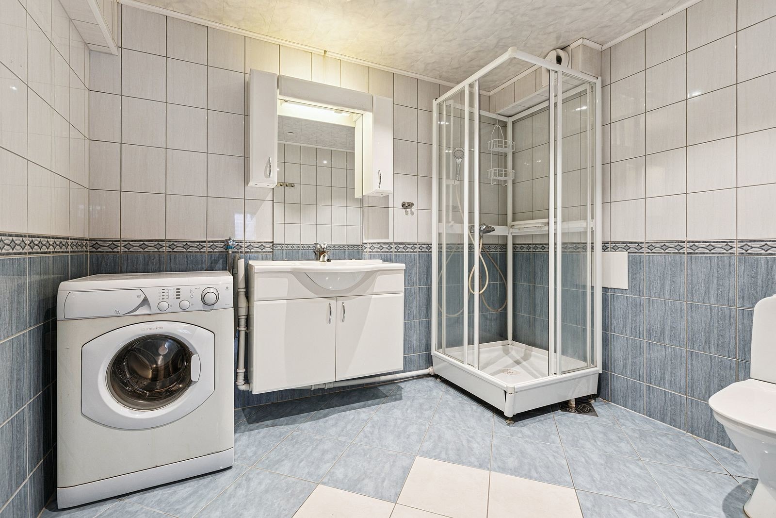 God plass på komplett flisbelagt bad.