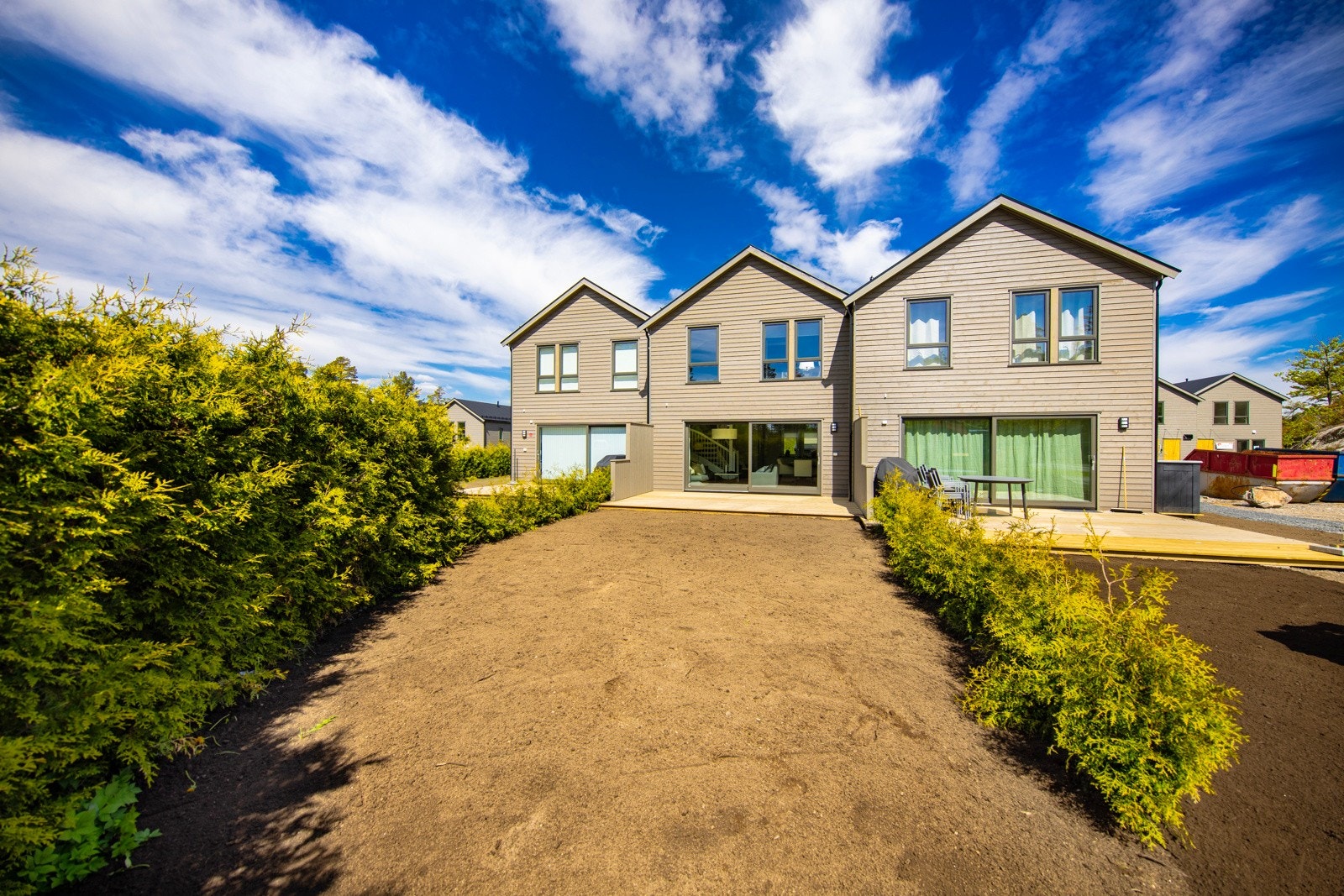 Breibuktlia er en perle for deg som ønsker hytte med det lille ekstra. Her har man svømmebasseng, beachvolleyball bane og ballbinge. I tillegg til badestrand og brygge. Galleribilde