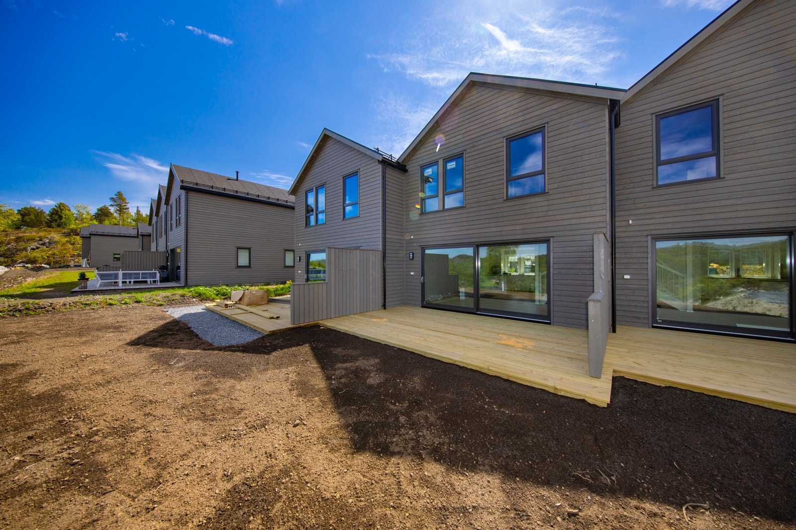 Fritidsboliger i rekke med et moderne preg og er tegnet av Solli Arkitekter. Galleribilde