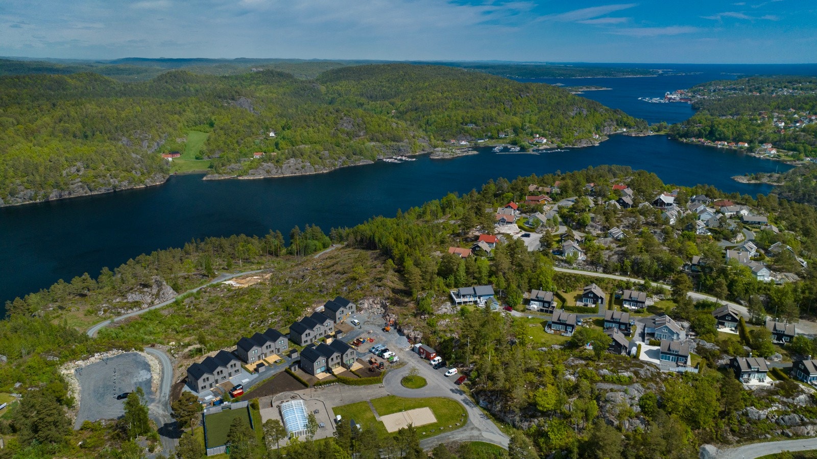 Kort gangavstand til bryggeanlegg der man kjøpe egen båtplass. Galleribilde