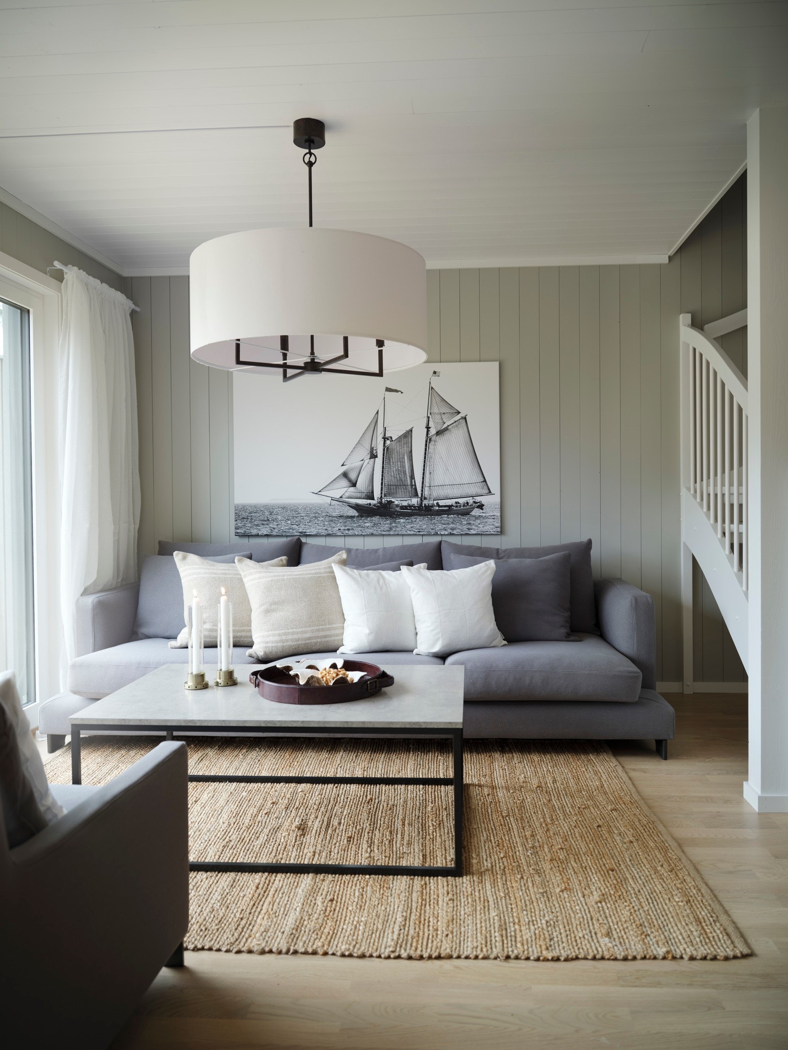 På gulvet er det lekkert, trestavs hvitpigmentert eik. Galleribilde