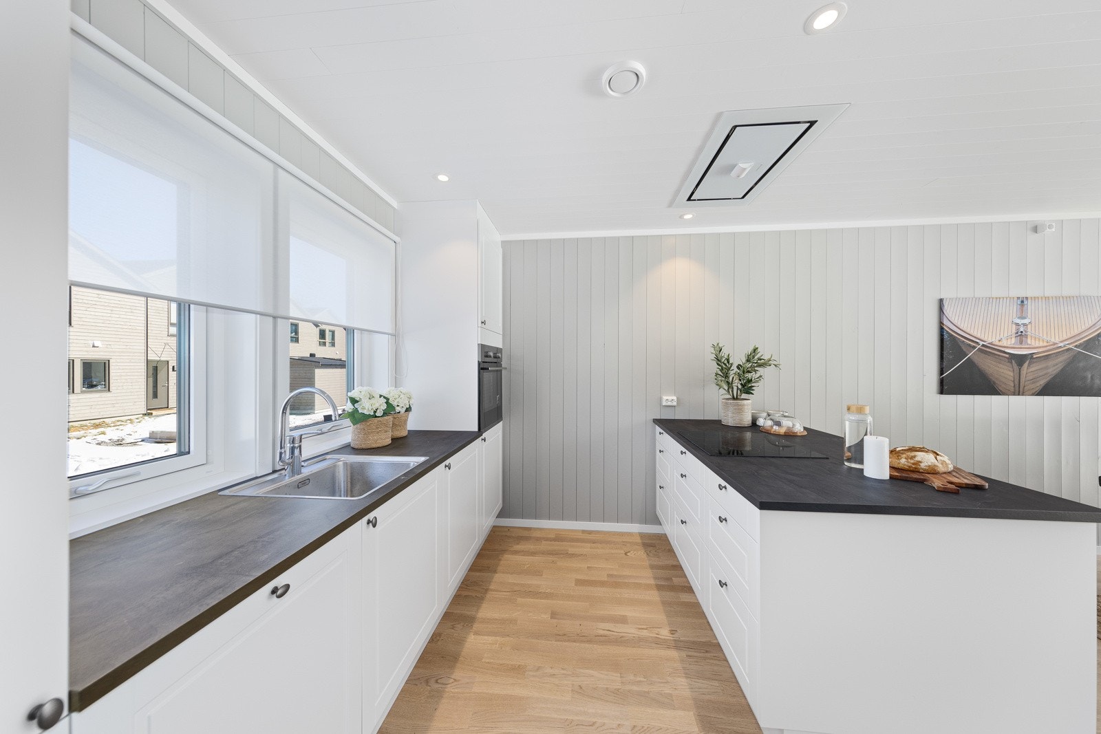 Her er induksjonstoppen i halvøya slik at man kan delta i hyggelige, sosiale sammenkomster mens man lager mat. Galleribilde