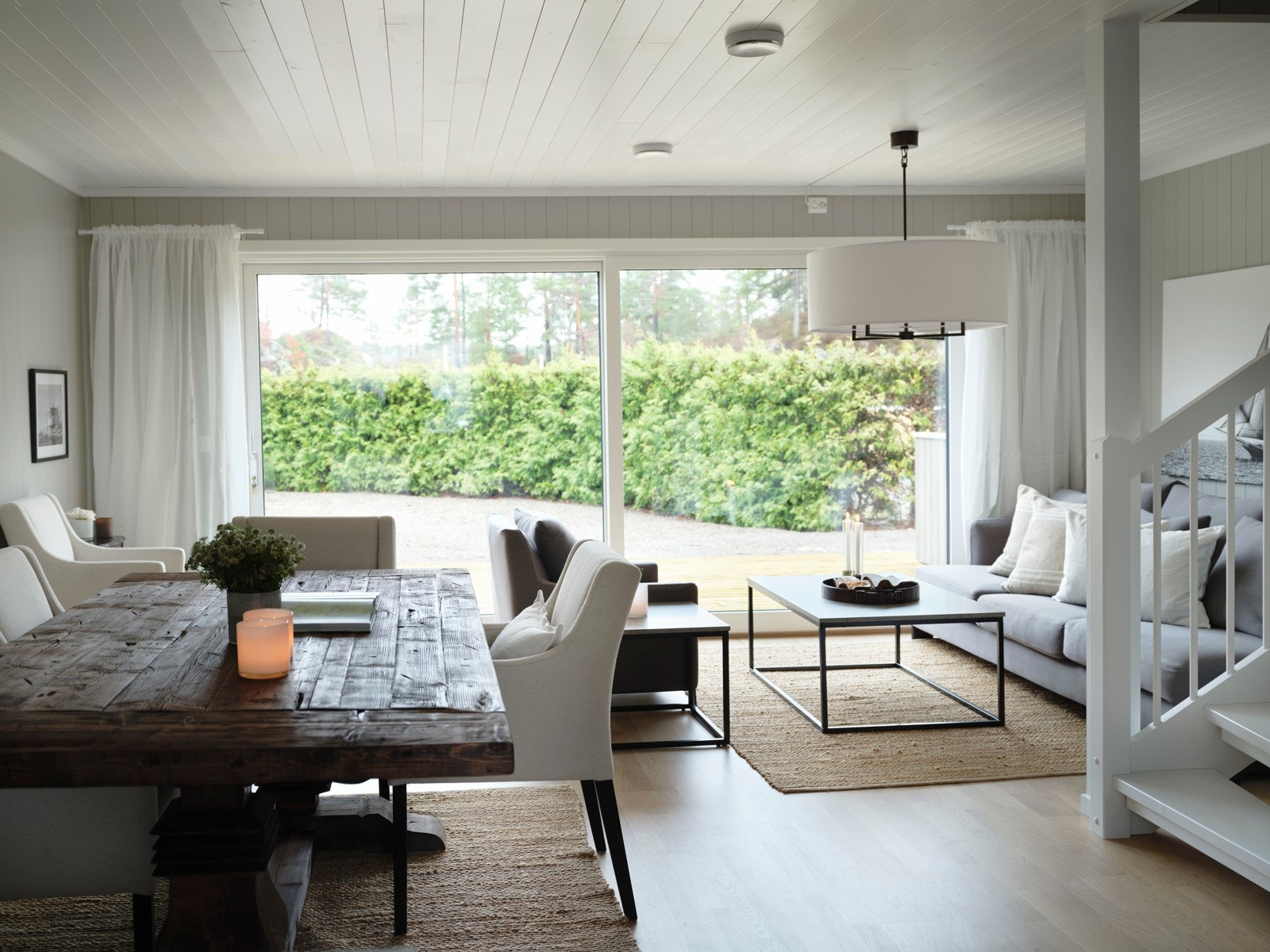 Naturlig dagslys strømmer inn gjennom gode vindusflater. Galleribilde