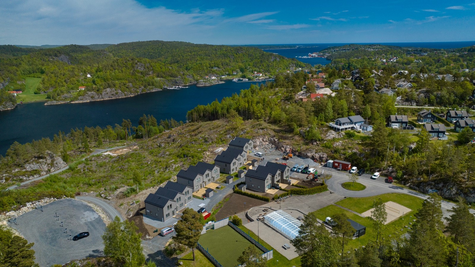 Nye lekre moderne fritidsboliger beliggende ved sjøen. Galleribilde